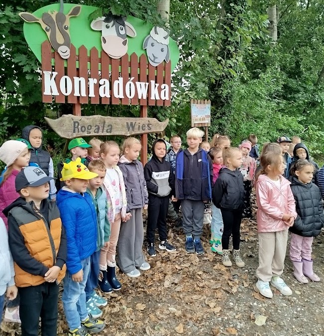 Wycieczka uczniów klas pierwszych do Konradówki