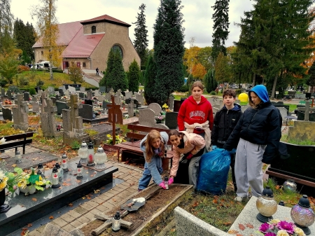 „Wyraz pamięci dla minionych pokoleń” - udział w akcji wolontariatu