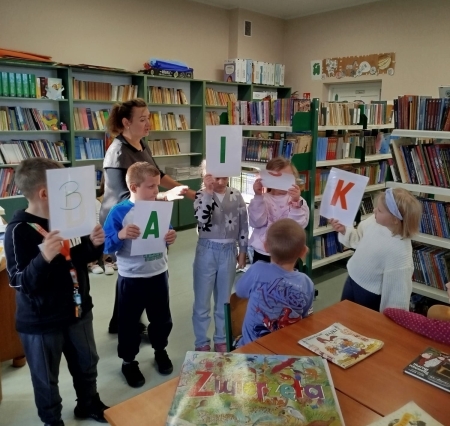 Uczniowie klas pierwszych z wizytą w bibliotece szkolnej