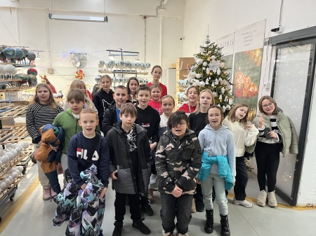 Wycieczka klas czwartych do fabryki bombek 