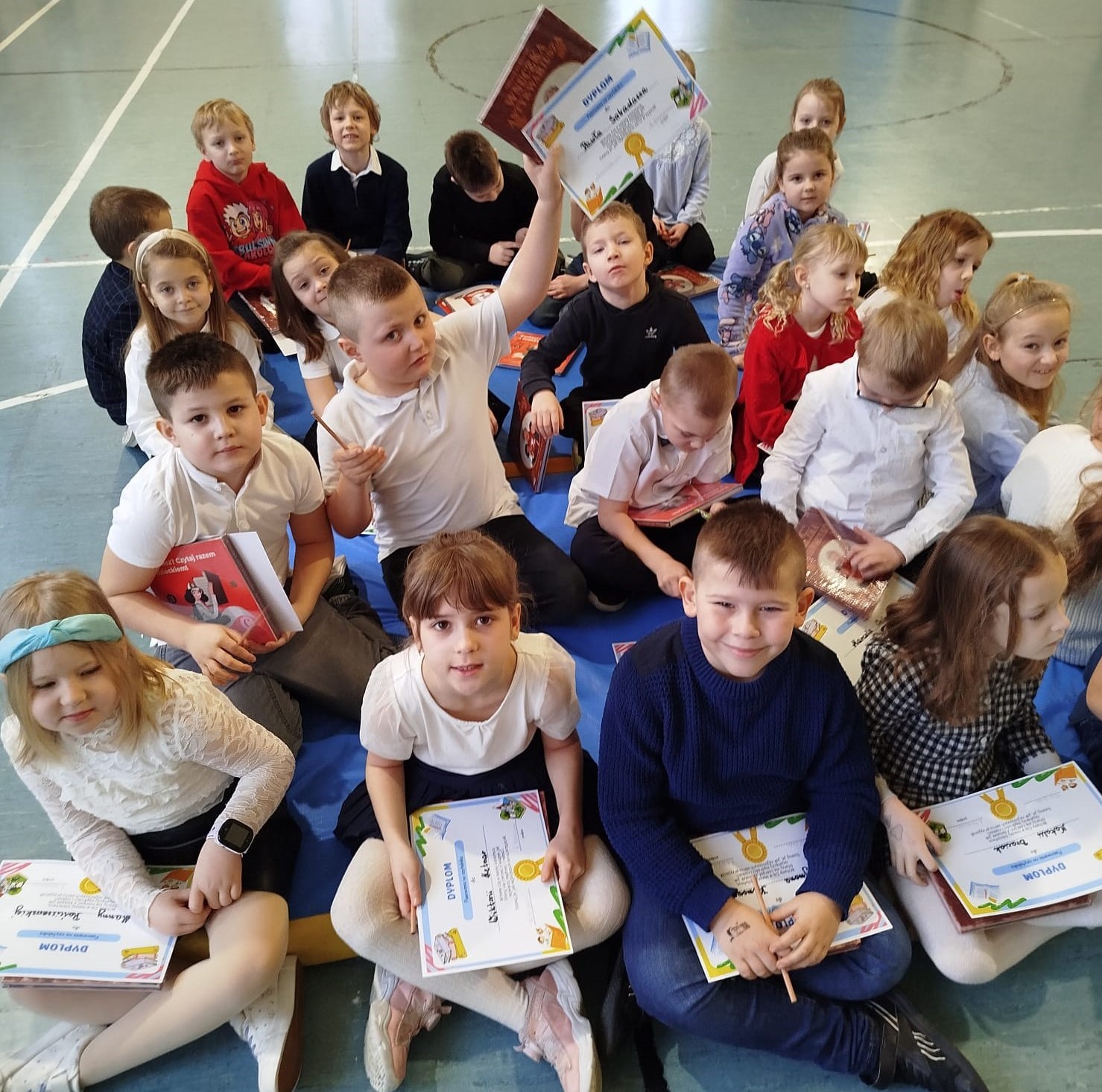 Pasowanie na czytelnika w klasach pierwszych