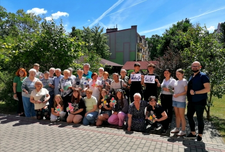 Kreatywne warsztaty Samorządu Uczniowskiego w Dziennym Domu „Senior+” w Bolesławcu