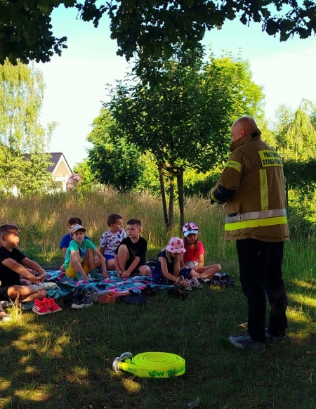 „Bezpieczne wakacje” - wizyta strażaka w kl. 1a